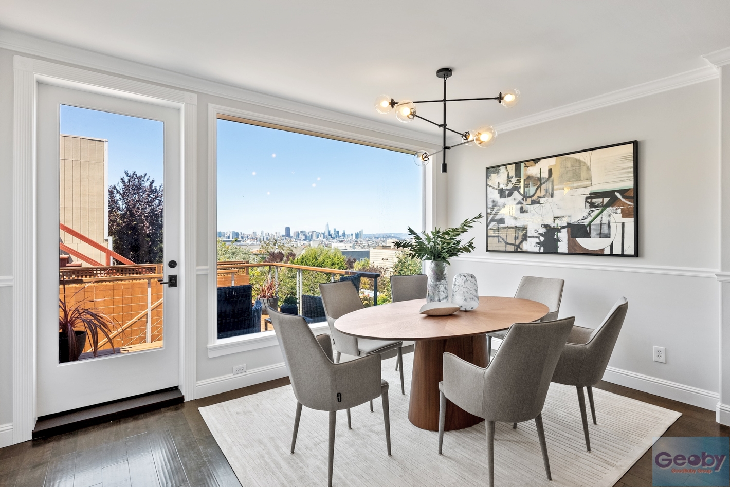 Обеденный стол служит местом для семейных трапез, вечеринок с друзьями и особых событий.